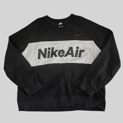 Mens vintage size large black label Nike pullover jumper with embroidered logo on the front ￼
