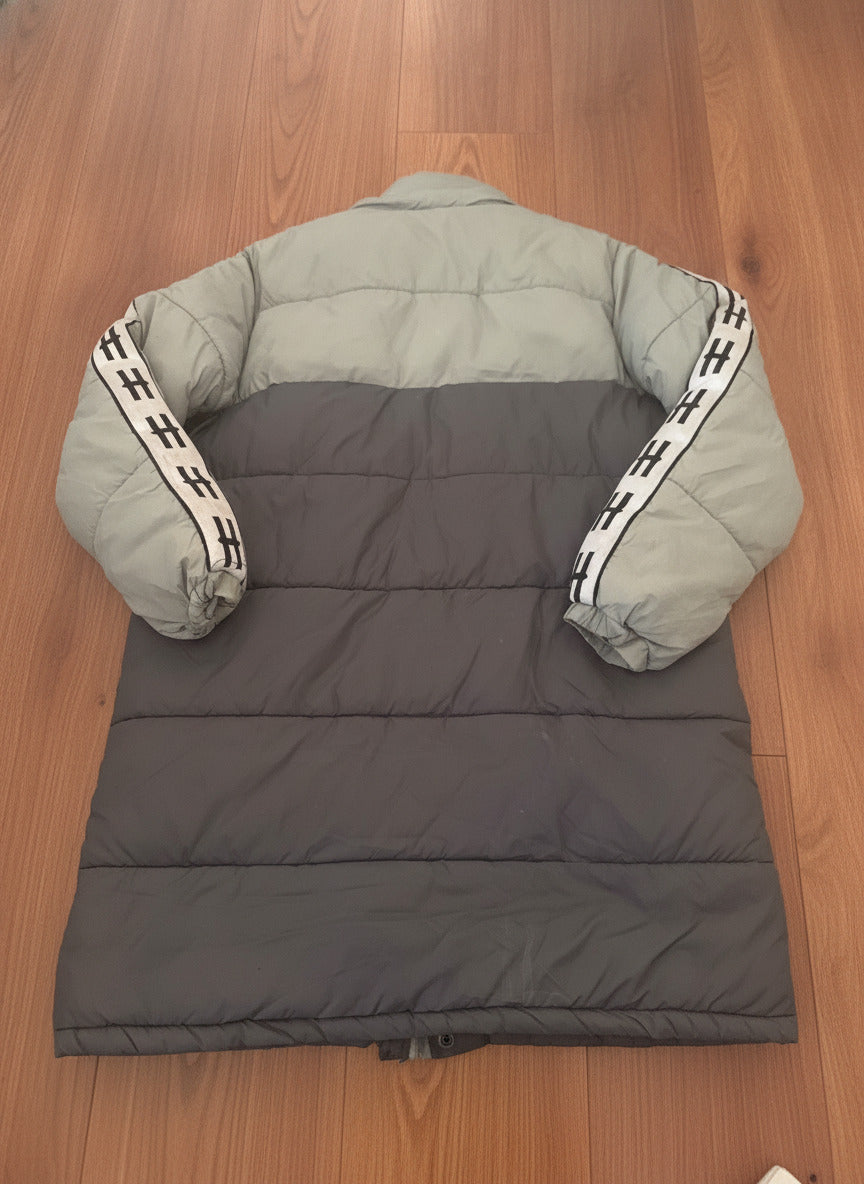 Hoodrich Long Puffer Jacket in Grey and Black with Logo Tape - detail image 5